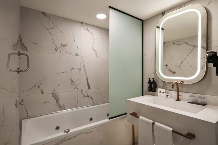 Boreas Hotel, Trademark Collection by Wyndham - Deluxe Guest Room Bathroom - 1 - 1594277